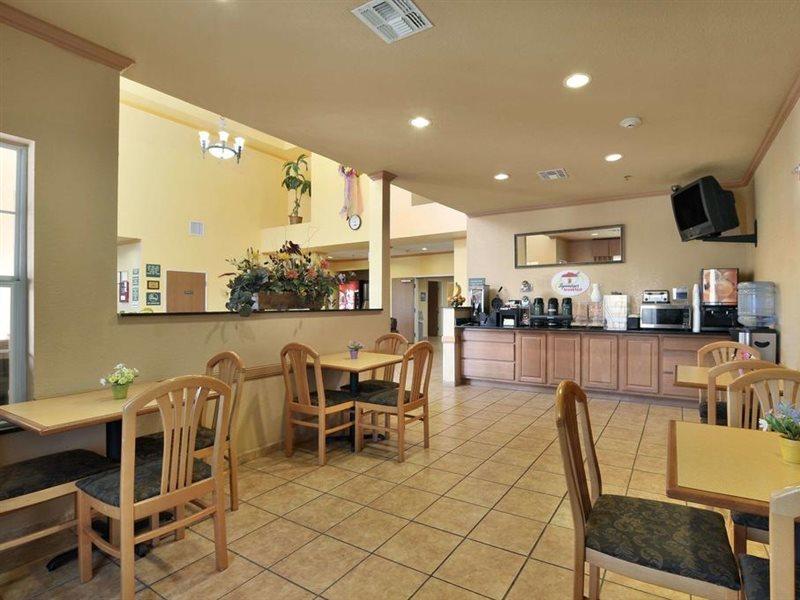 Super 8 By Wyndham San Antonio/Alamodome Area Hotel Eksteriør billede