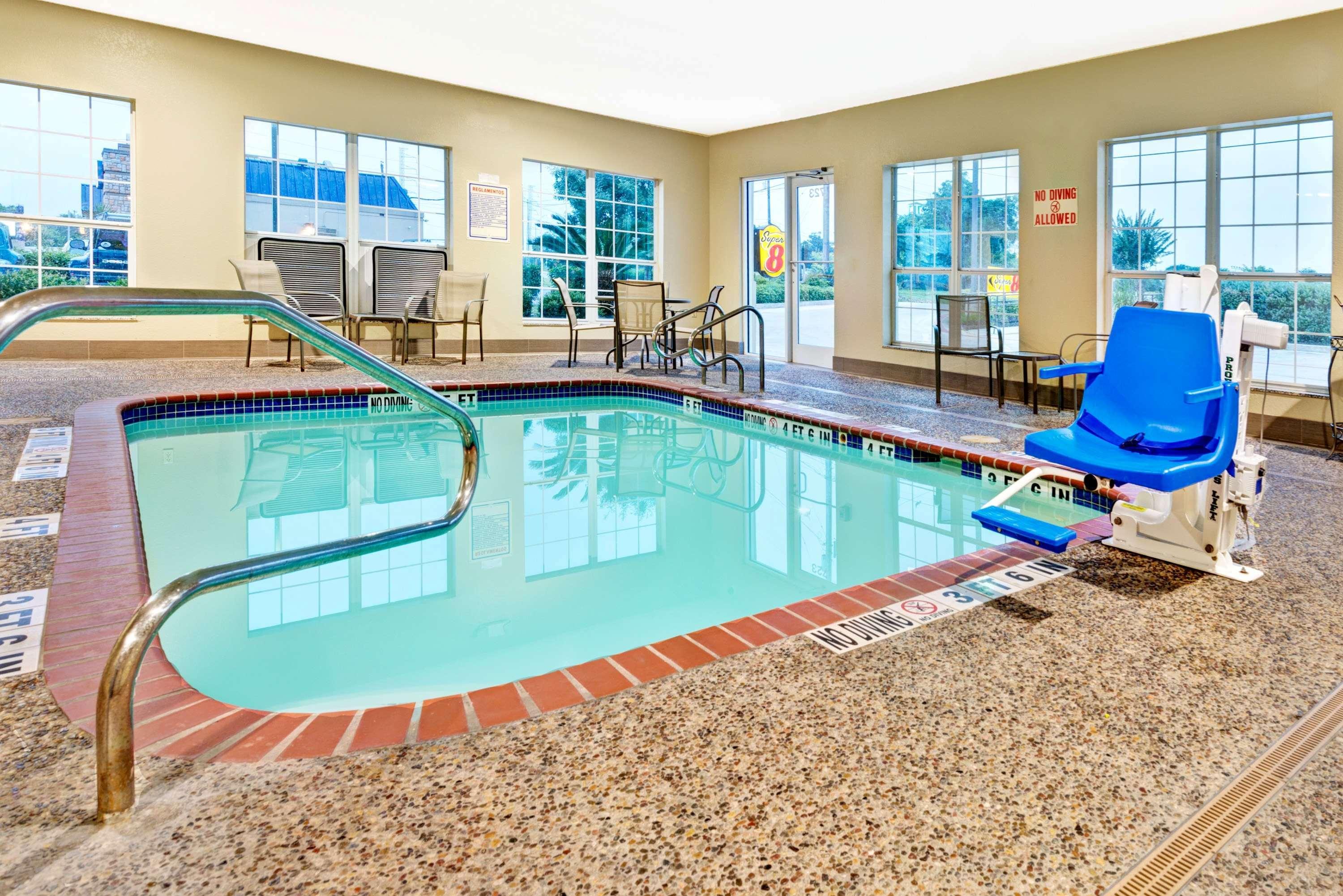 Super 8 By Wyndham San Antonio/Alamodome Area Hotel Eksteriør billede