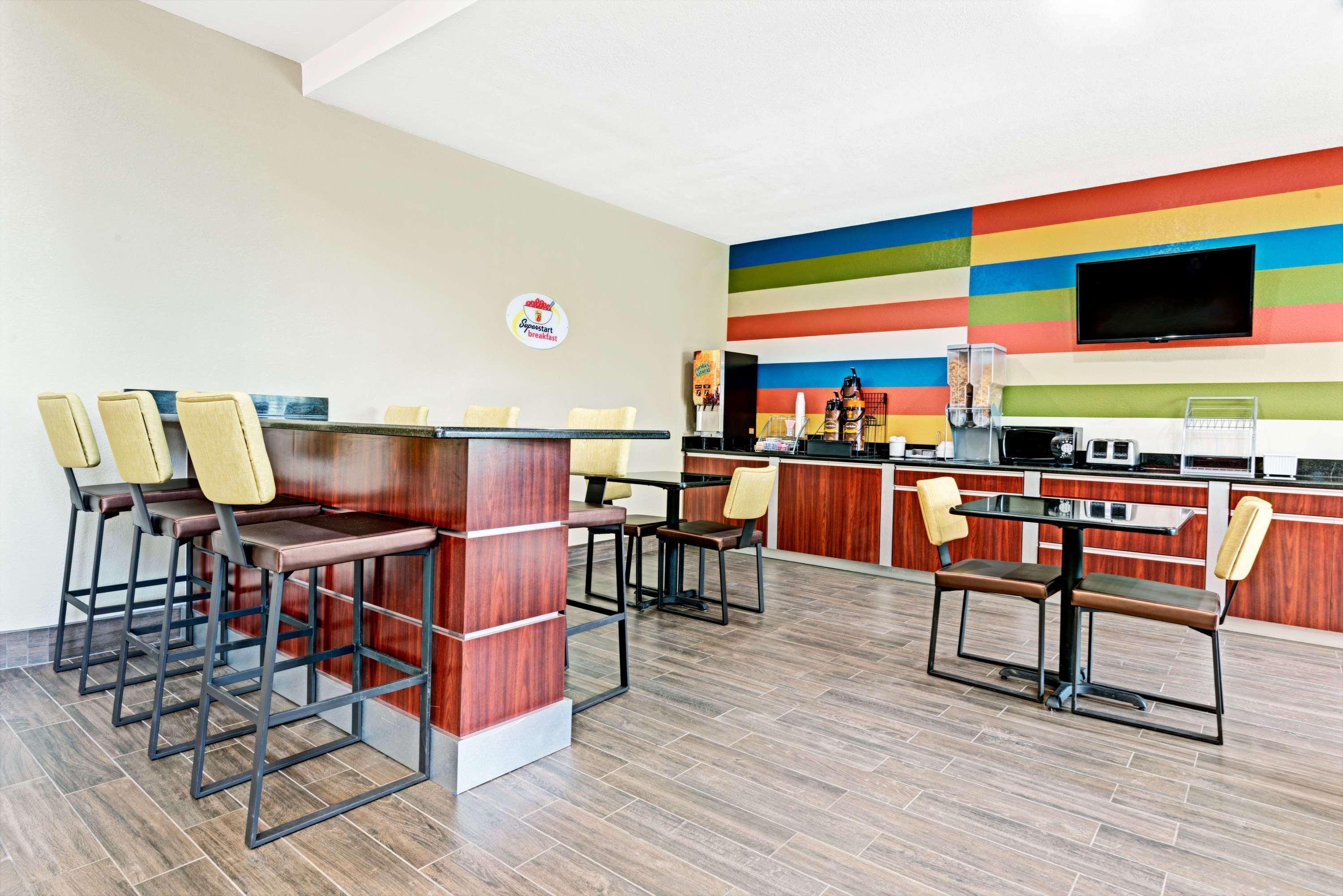 Super 8 By Wyndham San Antonio/Alamodome Area Hotel Eksteriør billede