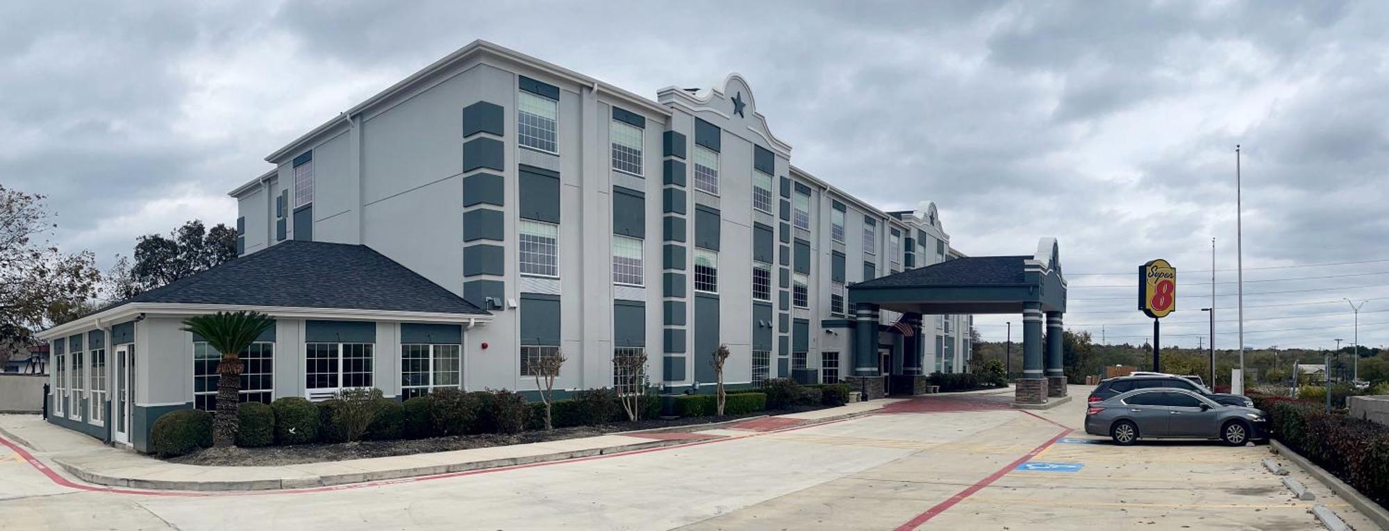 Super 8 By Wyndham San Antonio/Alamodome Area Hotel Eksteriør billede