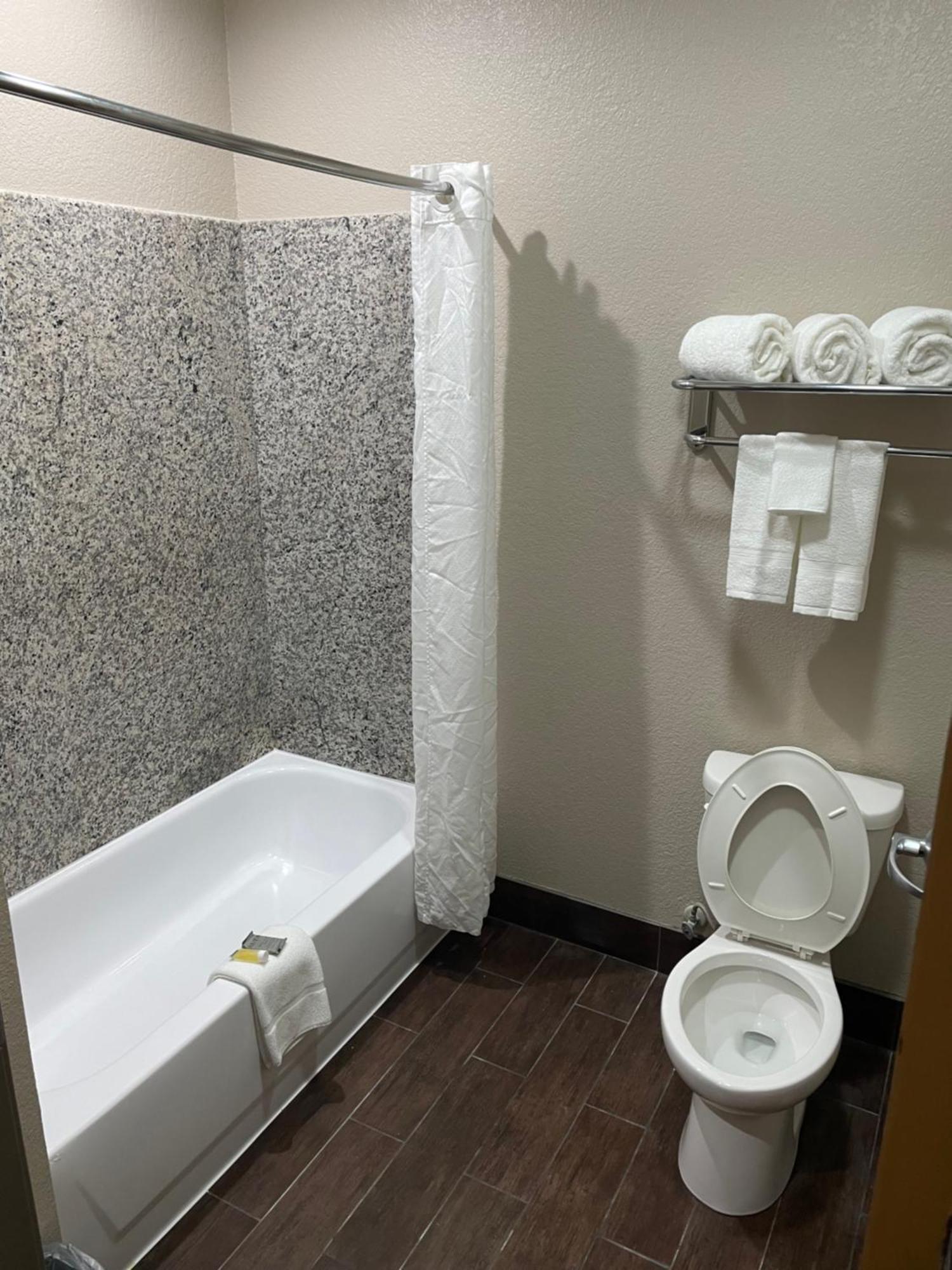 Super 8 By Wyndham San Antonio/Alamodome Area Hotel Eksteriør billede