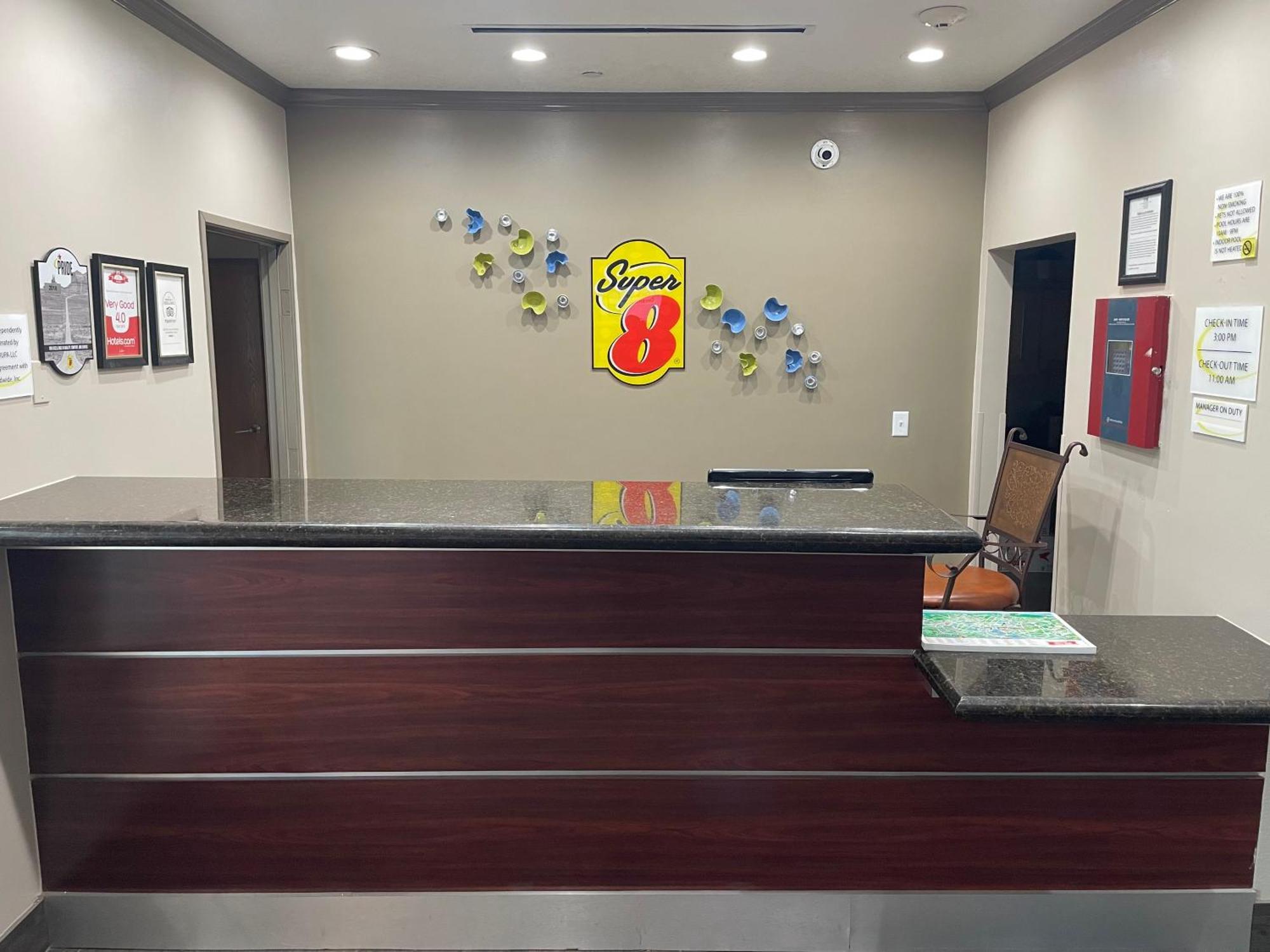 Super 8 By Wyndham San Antonio/Alamodome Area Hotel Eksteriør billede